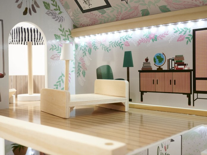 domek dla lalek drewniany z mebelkami LED